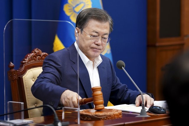 문재인 대통령이 2일 오전 청와대 여민관에서 제9회 국무회의를 주재하고 있다. 뉴스1