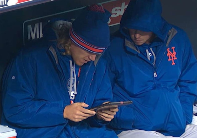 더그아웃에서 태블릿PC 화면을 지켜보고 있는 메이저리그 뉴욕 메츠 선수들. 사진 출처 메이저리그 홈페이지