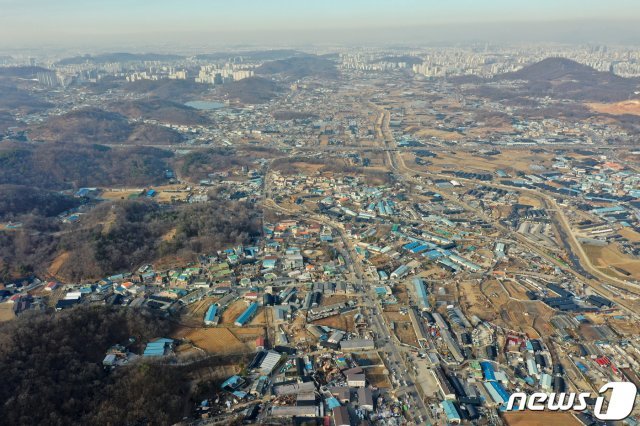 신규택지로 지정된 광명·시흥 지구는 1271만㎡ 규모로 서울 여의도 면적의 4.3배에 이르며 광명·시흥 지구에서 총 7만가구의 신규 주택을 지을 계획이다. 사진은 이날 신규 택지로 지정된 경기도 시흥시, 광명시 일대의 모습. 2021.2.24/뉴스1 © News1