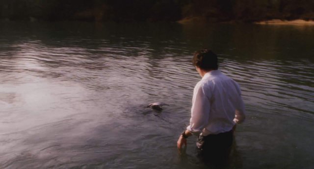 영화 ‘빅 피쉬’에서 아버지는 젊은 시절 잡을 뻔했던 거대한 물고기에 대한 믿을 수 없는 이야기를 해왔다. 그가 세상을 뜰 무렵 아들은 아버지가 거대한 물고기가 돼 물속으로 돌아가는 상상을 한다. 소니픽처스 제공