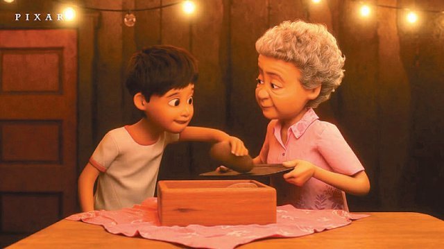 싱크홀에 갇힌 할머니와 손자의 이야기를 그린 픽사의 단편 애니메이션 ‘윈드’에서 할머니가 찐 감자를 손자가 먹으려는 장면. 유튜브 캡처