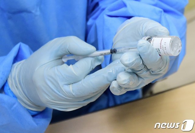 3일 서울 중구보건소에서 의료진이 아스트라제네카(AZ) 백신을 주사기에 담고 있다. 2021.3.3 © News1