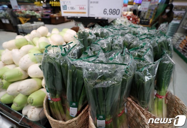 3일 서울시내의 한 대형마트에서 대파를 판매하고 있다. 2일 한국농수산식품유통공사에 따르면 이달 대파(상품)의 1㎏ 평균 소매가격은 7399원으로 전년동기(2077원) 대비 256.2% 상승했다. 한파와 폭설 등으로 겨울 대파 생산량이 줄면서 가격이 큰 폭으로 뛰었다. 2021.3.3/뉴스1 © News1