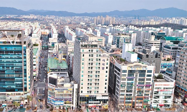 대전시는 2023년까지 주택 7만963가구를 공급해 서민 주택 지원과 가격 안정에 나서겠다고 밝혔다. 사진은 아파트 밀집 지역인 대전 서구 둔산동 일대. 이기진 기자 doyoce@donga.com
