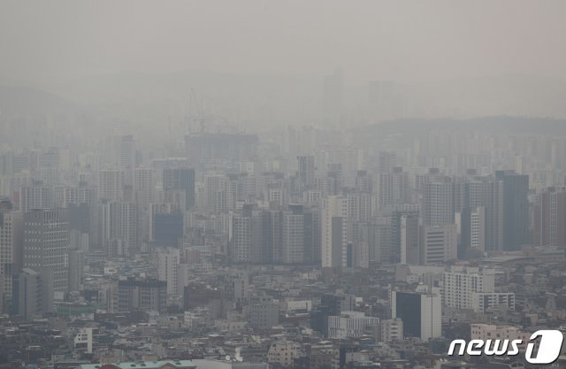 수도권 일부 지역의 미세먼지 농도가 ‘나쁨’이 예보된 22일 오전 서울 용산구 남산에서 바라본 도심이 뿌옇게 보이고 있다. 2021.2.22 © News1