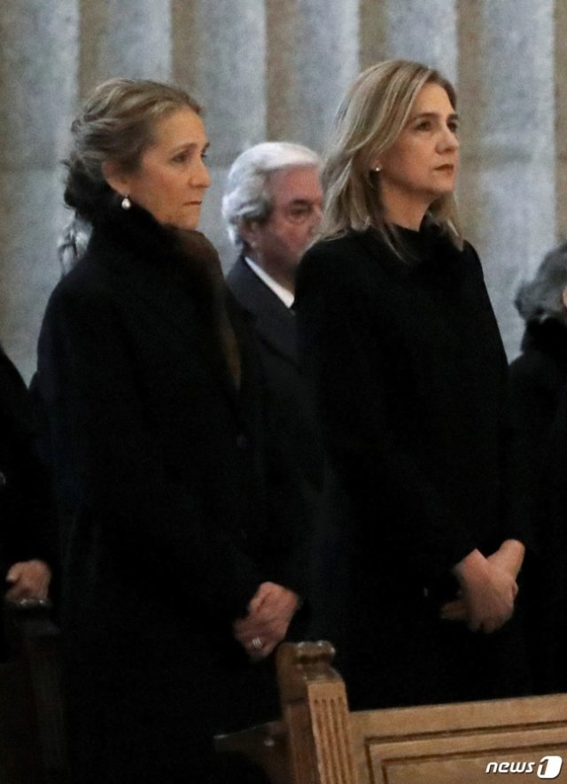 스페인 국왕 필리페 6세의 누나인 엘레나(왼쪽)와 크리스티나 공주. 사진=AFP/뉴스1