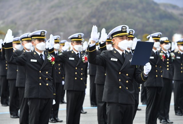 지난달 26일 해군사관학교 연병장에서 제79기 사관생도 입학식이 열리고 있다. 해군사관학교 제공
