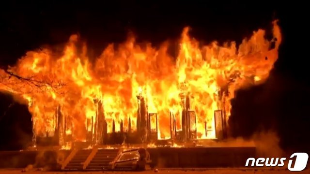 5일 오후 6시50분에 전북 정읍시 내장산 안쪽에 자리잡은 내장사 대웅전에서 화재가 발생했다.(전북소방본부 제공)2021.3.5/뉴스1