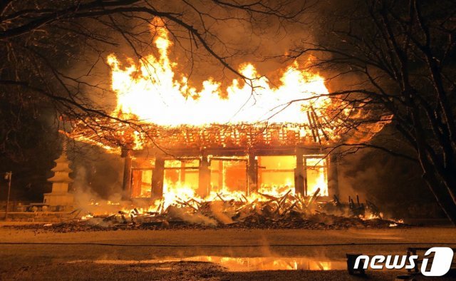5일 오후 6시 50분께 전북 정읍시 내장사 안쪽에 자리잡은 대웅전에서 방화로 추정되는 화재가 발생해 불길이 치솟고 있다. (전북소방본부 제공) 2021.3.5/뉴스1 © News1