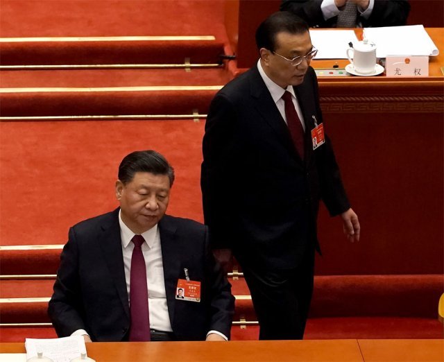 ‘세계 보란듯’ 마스크 벗은 中 1·2인자 시진핑 중국 국가주석(왼쪽)이 5일 베이징 인민대회당에서 열린 
전국인민대표대회(전국인대)에 참석해 자리에 앉아 있다. 그 뒤로 리커창 총리가 걸음을 옮기고 있다. 이날 시 주석과 리 총리를 
비롯한 최고 지도부는 마스크를 쓰지 않았고 대다수 대의원은 마스크를 착용했다. 리 총리는 올해 중국의 성장률 목표치를 ‘6% 
이상’으로 제시했다. 베이징=AP 뉴시스
