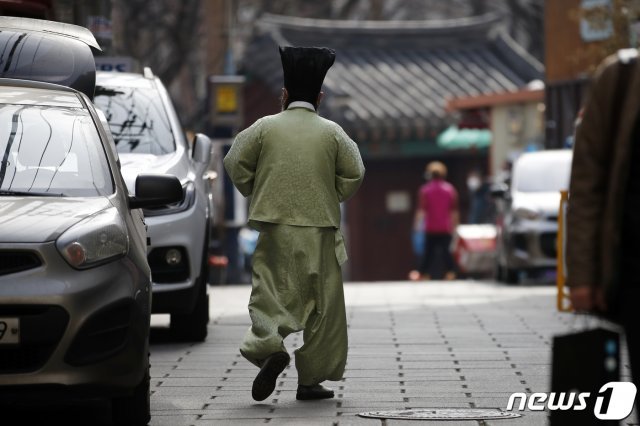 서울 종로구 탑골공원 인근에서 한 어르신이 발걸음을 옮기고 있다. 2021.3.3/뉴스1 © News1