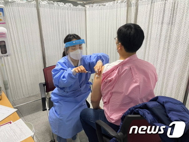 6일 전북대학교병원 의료진과 직원들에 대한 코로나19백신 접종이 시작됐다.(전북대병원 제공)© 뉴스1