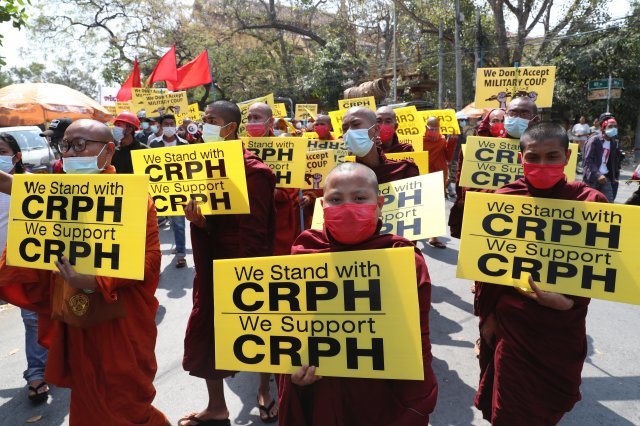 1일 미얀마 만달레이에서 반 쿠데타 시위 행진을 이끌고있는 불교 승려들. AP 뉴시스