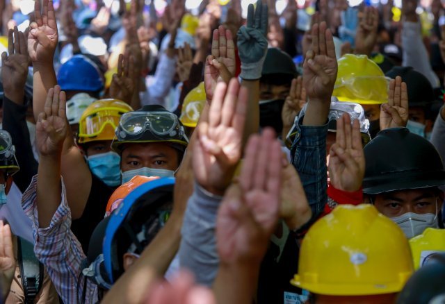 시위자들이 4일 미얀마 양곤에서 세 손가락 펼쳐보이며 군부에 대한 저항을 표시하고 있다.  AP 뉴시스