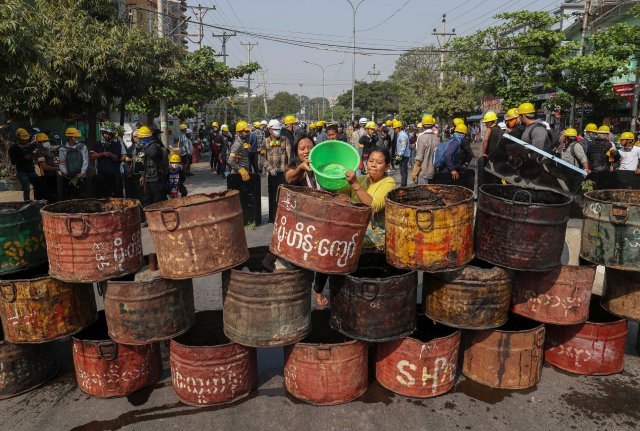 4일 미얀마 만달레이에서 시위대가 군경의 진압을 저지하기 위해 바리케이트를 설치하고 있다. AP 뉴시스