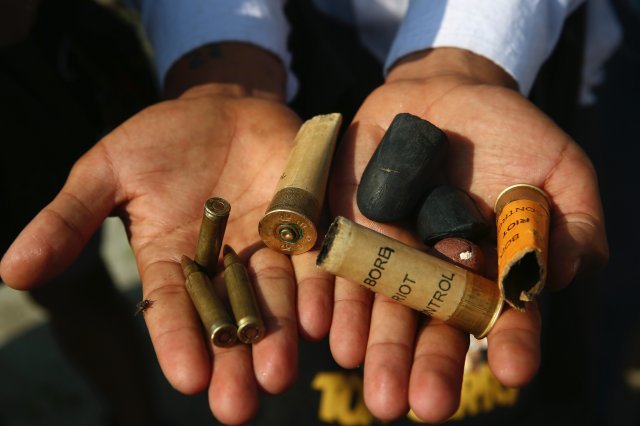 26일 시위대가 군경이 발사한 총알, 산탄 총 및 고무 탄을 들어 보이고 있다.  AP 뉴시스