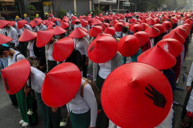 3일 미얀마 만달레이에서 열린 시위에서 미얀마 전통 의상과 모자를 쓴 교사들이 군부를 규탄하고 있다.  AP 뉴시스