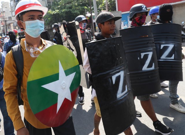 5일 미얀마 만달레이에서 ‘Z세대’를 대표하는 청년들이 방패를 들고 진압경찰과 대치하고 있다. AP 뉴시스
