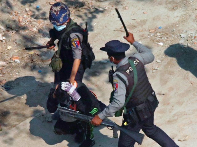 6일 미얀마 양곤 외곽에있는 타르카타(Tharkata)에서 진압 경찰이 시위대를 구타하고 있다. AP 뉴시스