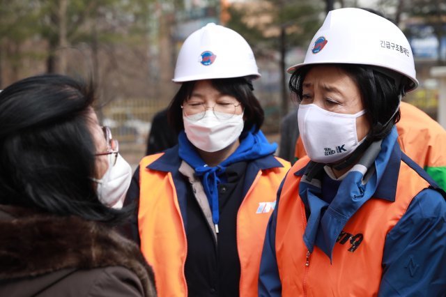 박영선 더불어민주당 서울시장 보궐선거 후보가 6일 서울 성북구 아파트 화재 현장을 찾아 시민과 대화를 나누고 있다. 박영선 캠프 제공