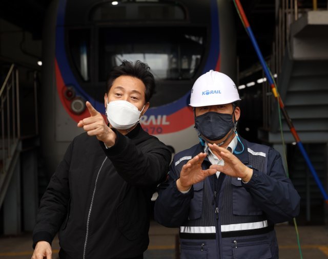 오세훈 국민의힘 서울시장 후보가 6일 서울 구로구 한국철도공사 구로 차량기지를 방문해 코레일 관계자와 대화를 나누고 있다. 오세훈 캠프 제공