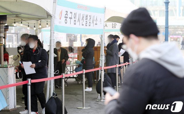5일 서울역 광장에 마련된 신종 코로나바이러스 감염증(코로나19) 임시선별검사소에서 시민들이 검사를 기다리고 있다. 2021.3.5/뉴스1 © News1