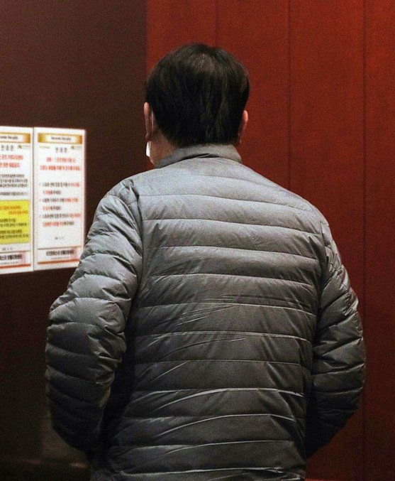 윤 전 총장이 대기 중인 취재진을 발견하고는 빠르게 자택으로 돌아가고 있다. 뉴스1
