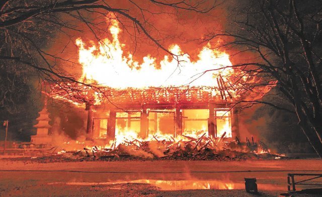 5일 오후 6시 38분경 전북 정읍시 내장사 대웅전에서 화재가 발생해 불길이 치솟고 있다. 2021.03.05. 전북소방본부 제공