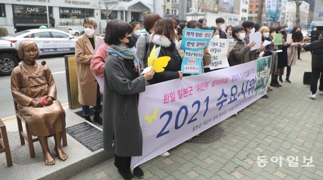 지난달 24일 부산시민단체 회원들이 동구 일본영사관 평화의소녀상 앞에서 일본군 위안부 문제 해결을 위한 부산 수요집회를 열고 있다. 참가자들은 최근 위안부 피해자를 매춘부라고 주장한 미국 하버드대 램지어 교수를 강하게 비난했다. 박경모 기자 momo@donga.com