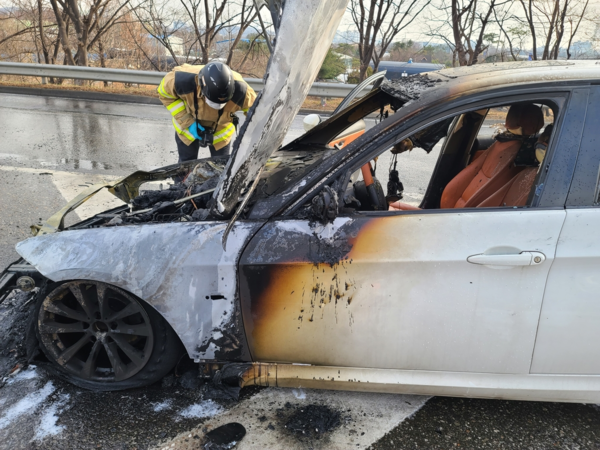 인천 제2경인고속도로 달리던 BMW 320D 차량에서 불이 났다. 인천 공단소방서 제공