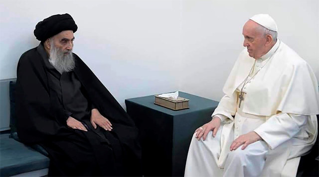 가톨릭 역사상 처음으로 이라크를 방문한 프란치스코 교황(오른쪽)이 6일(현지 시간) 이슬람교 시아파 성지 나자프에서 시아파 최고지도자 아야톨라 알리 알시스타니와 만났다. 나자프=AP 뉴시스