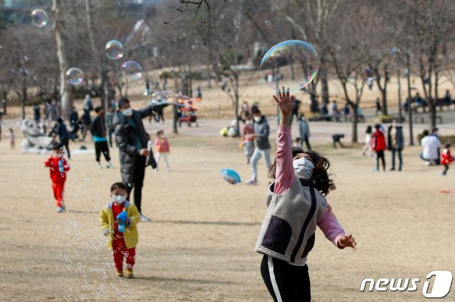 서울 낮 기온이 11도를 기록하며 포근한 봄날씨를 보인 7일 오후 광진구 어린이대공원에서 시민들이 나들이를 하고 있다. 2021.3.7 © News1