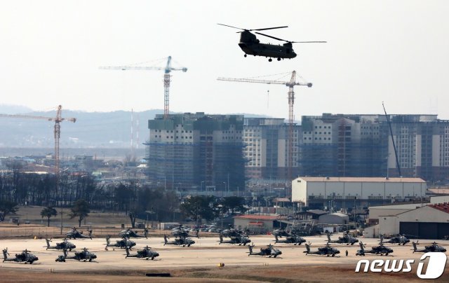 한미가 지난해 한미연합훈련을 신종 코로나바이러스 감염증(코로나19) 우려로 연기한다고 밝힌 3월 27일 오후 경기도 평택 캠프 험프리스에서 헬기가 이륙하고 있다. 2020.2.27 © News1