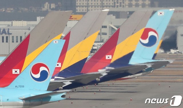 인천국제공항 주기장에 대한항공과 아시아나 여객기가 세워져 있다. 2021.1.14/뉴스1 © News1