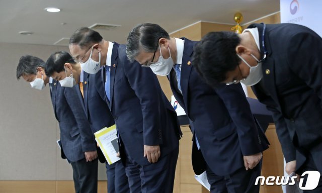 홍남기 경제부총리 겸 기획재정부 장관이 7일 오전 서울 종로구 세종대로 정부서울청사에서 ‘부동산 관련 국민께 드리는 말씀’을 발표, 고개 숙여 사죄의 인사를 하고 있다. 왼쪽부터 김대지 국세청장, 구윤철 국무조정실장, 홍 부총리, 변창흠 국토교통부 장관, 이재영 행정안전부 차관. 2021.3.7/뉴스1 © News1