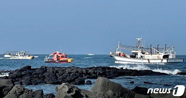 8일 오전 제주 모슬포 해상에서 승객과 승선원 총 18명이 타고 있던 낚시어선이 침수되는 사고가 발생해 해경이 구조작업을 하고 있다.(서귀포해양경찰서 제공)2021.3.8/뉴스1© News1