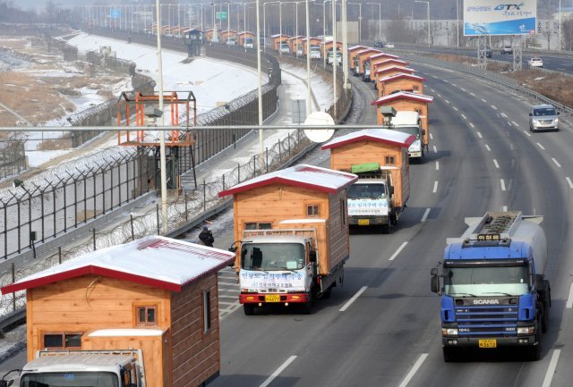 2011년 1월 3일 희망브리지의 임시주택을 실은 트럭들이 연평도로 향하고 있다.
