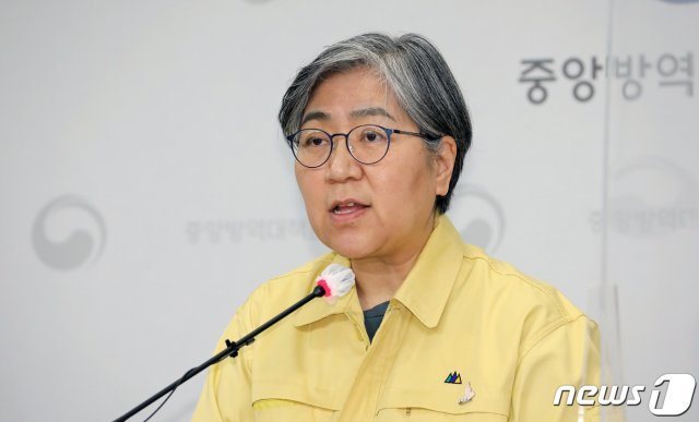 정은경 질병관리청장이 8일 충북 청주시 오송읍 질병관리청 브리핑실에서 코로나19 중앙방역대책본부 브리핑을 하고 있다. 2021.3.8/뉴스1 © News1