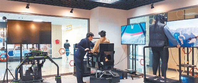 한국폴리텍Ⅳ대학 대전캠퍼스의 VR미디어콘텐츠과 재학생들이 가상현실 체험을 통한 수업을 진행하고 있다. 한국폴리텍대학 대전캠퍼스 제공