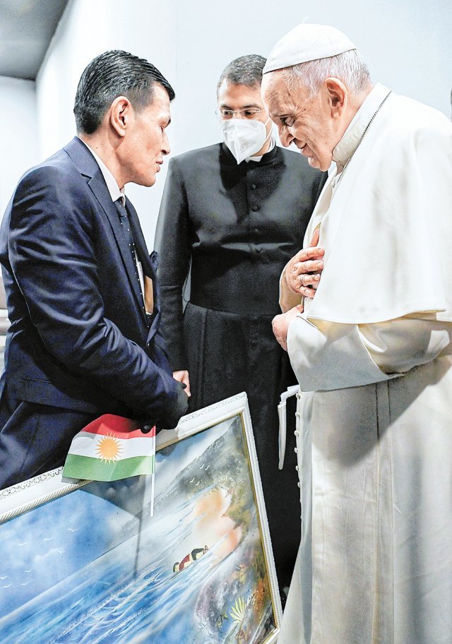 8일 프란치스코 교황은 2015년 난민선 전복으로 세 살 아들 알란을 잃은 압둘라 쿠르디 씨(왼쪽)를 만나 위로했다. 그의 손에 아들의 사망 당시를 묘사한 그림이 들려 있다. 에르빌=AP 뉴시스