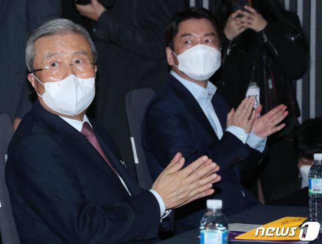 김종인 국민의힘 비상대책위원장(왼쪽)과 안철수 국민의당 대표/뉴스1 © News1 국회사진취재단