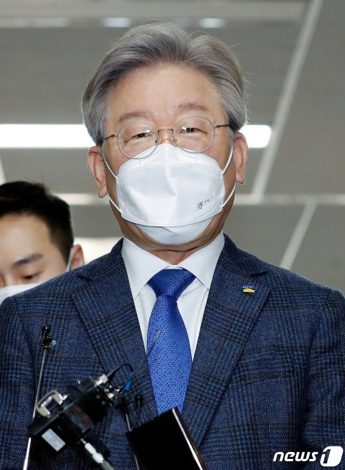 이재명 경기지사가 9일 서울 여의도 국회에서 열린 더불어민주당 당무위원회에 참석한 후 취재진들의 질문에 답변하고 있다. 2021.3.9/뉴스1 © News1