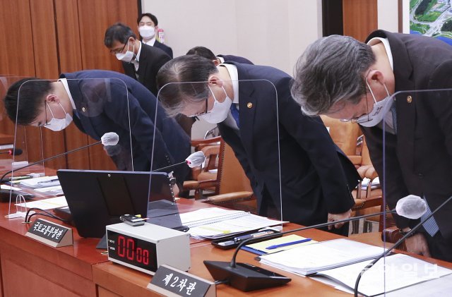 변창흠 국토교통부 장관(가운데)과 장충모 한국토지주택공사 사장 직무대행(오른쪽)을 비롯한 참석자들이 9일 오후 국회에서 열린 국토교통위원회 회의에서 LH 직원 투기의혹에 대해 허리숙여 사과하고 있다. 사진공동취재단