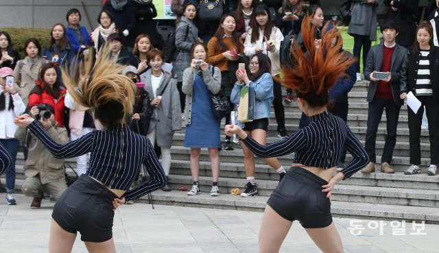 서울 서대문구 이화여대 학생문화관에서 열린 ‘동아리 박람회’에서 댄스동아리 학생들이 춤 솜씨를 뽐내고 있습니다. 2018년 3월 5일.
