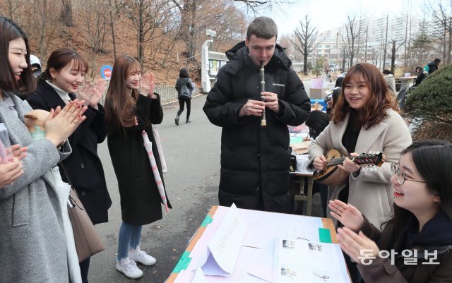 서울 서대문구 이화여대 학생문화관에서 열린 ‘동아리 박람회’ 2018년 3월 5일.