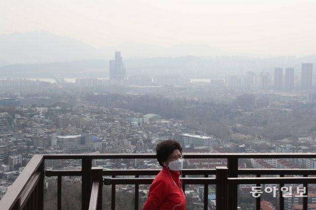 9일 오후 서울 용산구 남산에서 바라다본 서울 한강 쪽 방향. 짙은 연무가 서울하늘을 뒤덮었다. 김동주기자 zoo@donga.com