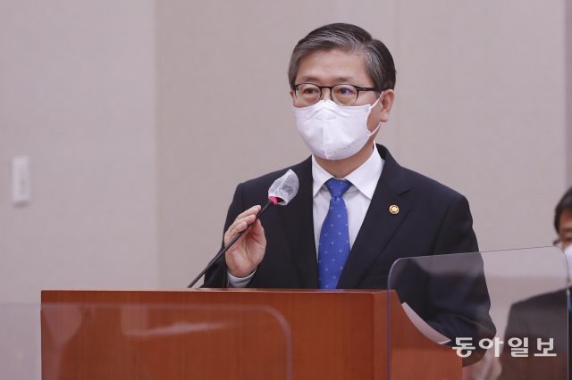 변창흠 국토교통부 장관이 9일 오후 서울 여의도 국회에서 열린 제01차 국토교통위원회 전체회의에서 현안보고를 하고 있다.