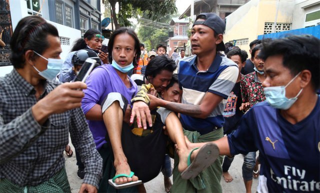 지난달 20일 미얀마 제2의 도시 만달레이에서 시민들이 시위 중에 다친 사람을 옮기고 있다. 이번 시위는 군부 쿠데타 때문에 
발생했지만 그 이면에는 경제난과 소수민족 탄압, 무능한 정부 등 미얀마의 고질적인 문제가 숨어 있다. 만달레이=AP 뉴시스