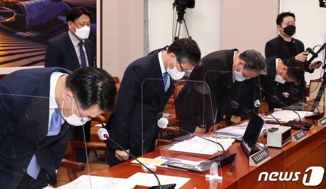 변창흠 국토교통부 장관(왼쪽 두번재)과 장충모 한국토지주택공사 사장 직무대행 등 참석자들이 9일 국회에서 열린 국토교통위원회 전체회의에서 한국토지주택공사(LH) 임직원 투기 의혹과 관련해 고개숙여 사과하고 있다. 왼쪽부터 윤성원 국토교통부 1차관, 변 장관, 손명수 국토교통부 2차관, 장충모 한국토지주택공사 사장 직무대행. 2021.3.9/뉴스1 © News1