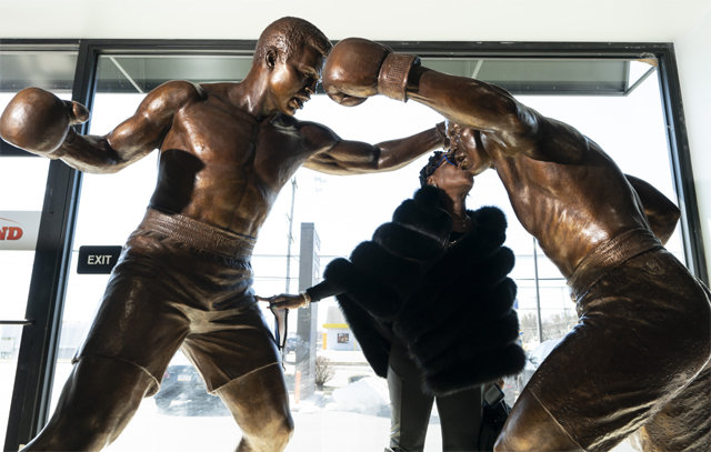 미국 필라델피아에서 8일(현지 시간) 열린 전 프로복싱 헤비급 세계챔피언 무하마드 알리와 조 프레이저(오른쪽)의 동상 제막식에서 프레이저의 딸(가운데)이 아버지 동상에 입 맞추고 있다. 필라델피아=AP 뉴시스